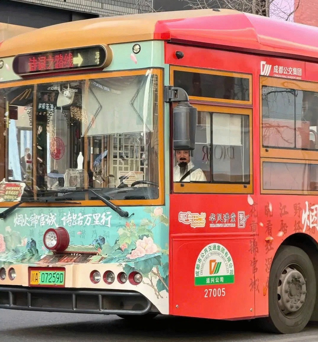 Tài xế Trung Quốc đóng vai hoàng đế, hiệp khách để cứu doanh thu xe buýt - 1