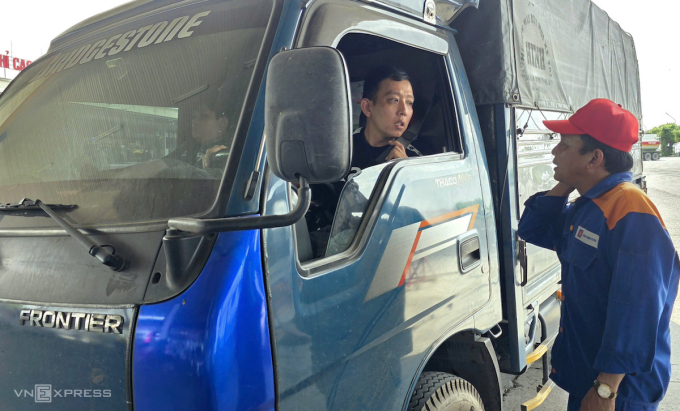 Anh Nam được nhân viên hướng dẫn nút giao gần nhất để đổ xăng khi đi ra Phan Thiết. Ảnh: Phước Tuấn