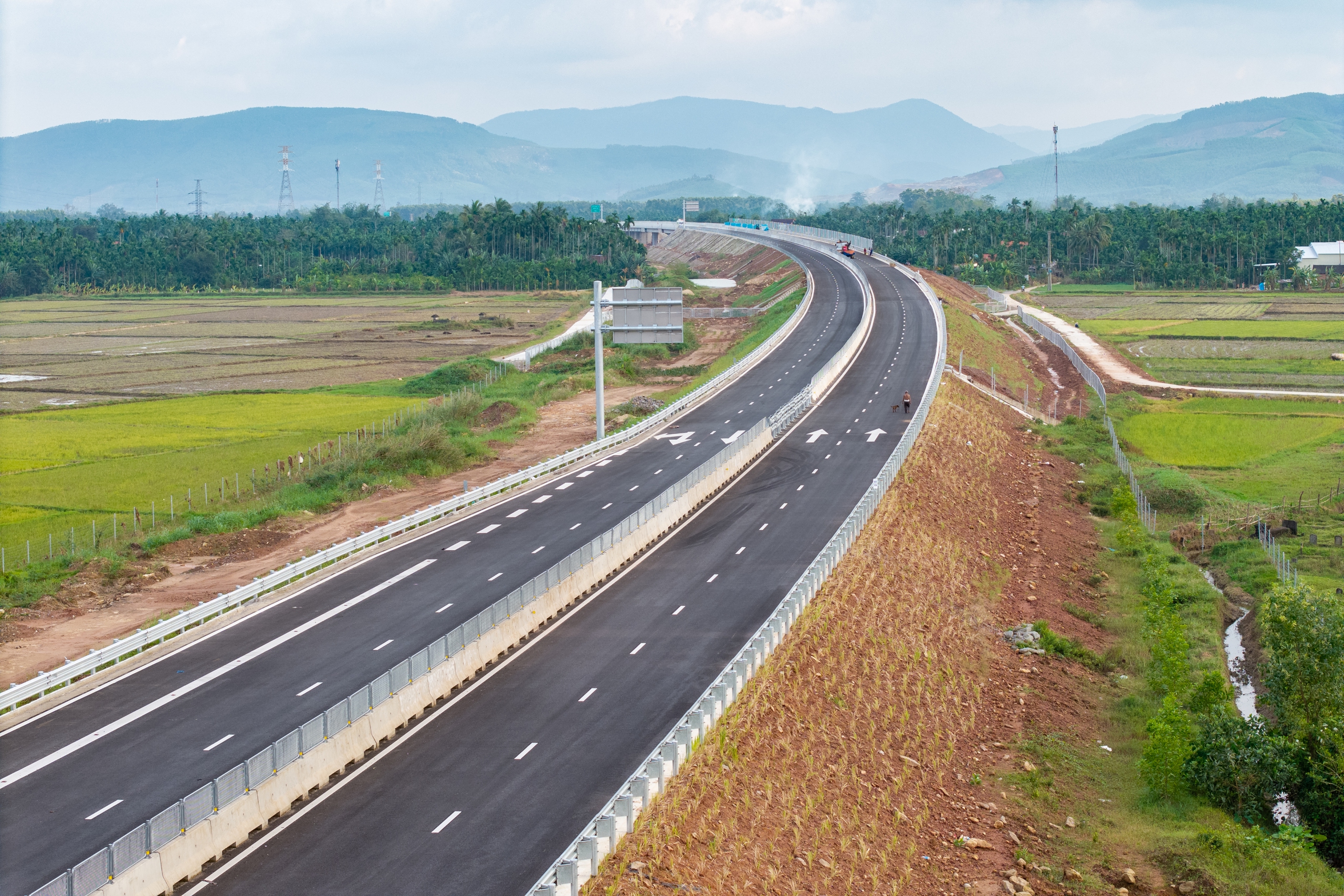 Tạm dừng thông xe cao tốc Quảng Ngãi - Hoài Nhơn vì chưa đảm bảo an toàn- Ảnh 1.