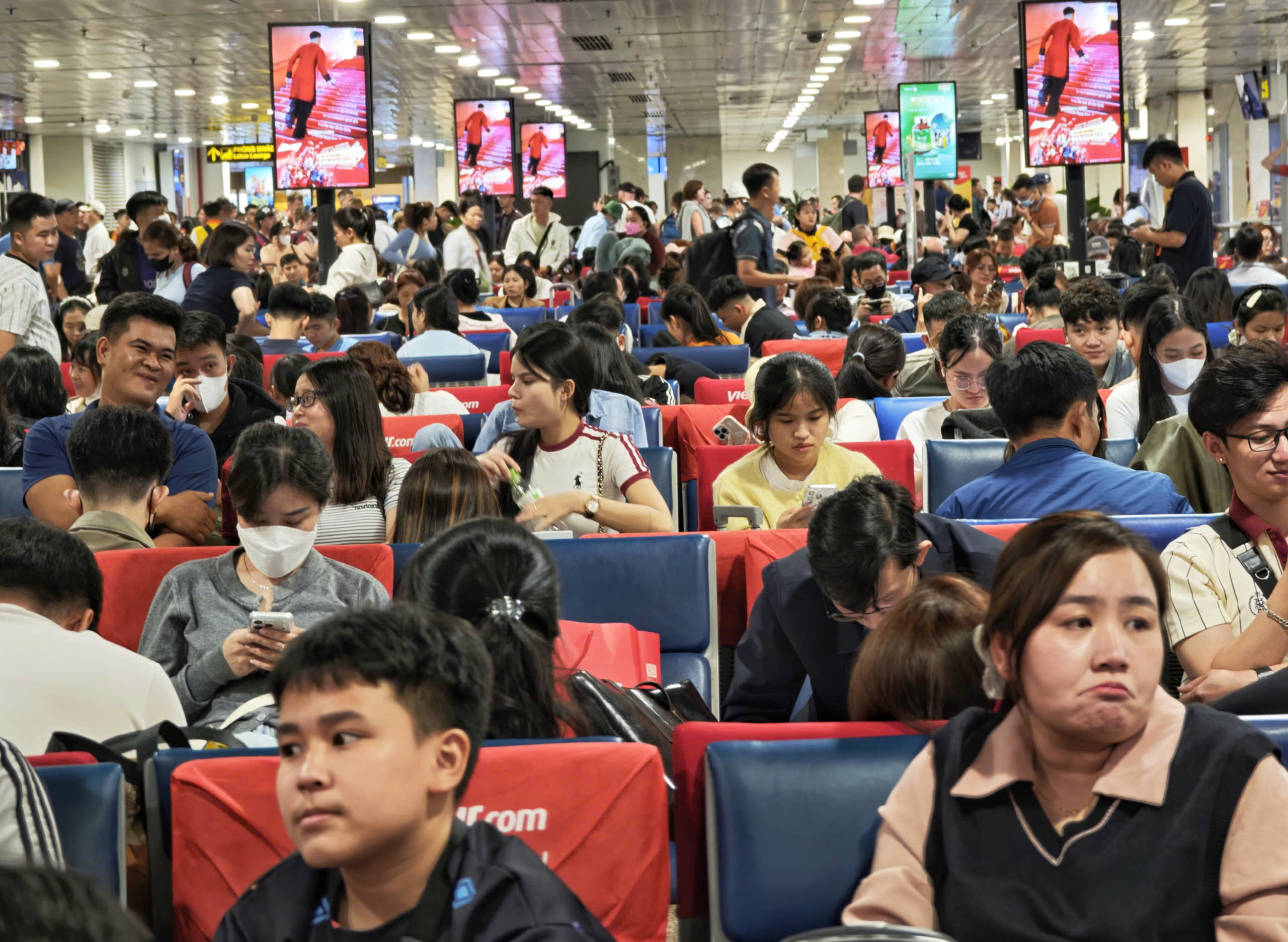 Tân Sơn Nhất 'nóng hầm hập' sát tết, các hãng khuyến cáo người dân đến sớm 3tiếng - Ảnh 1.