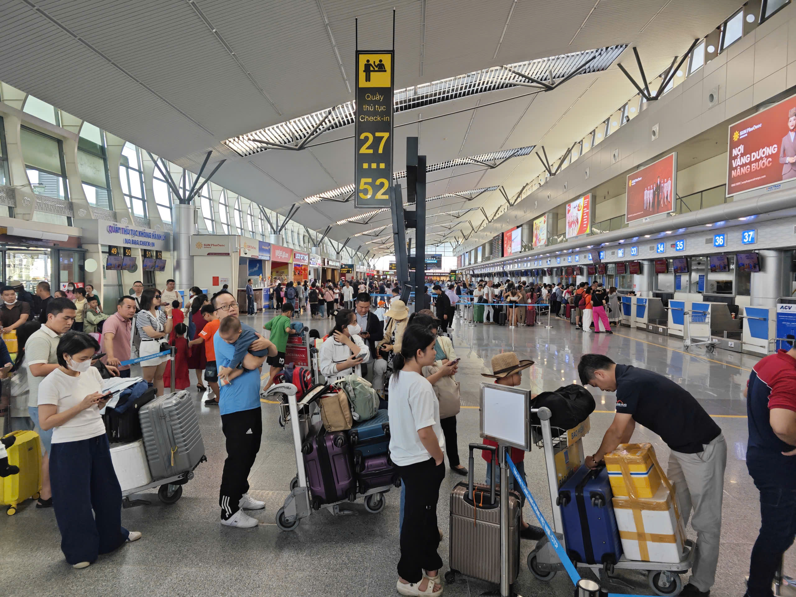 Tân Sơn Nhất 'phá đỉnh' lịch sử: Đón hơn 170.000 khách ngày mùng 4 Tết - Ảnh 1.