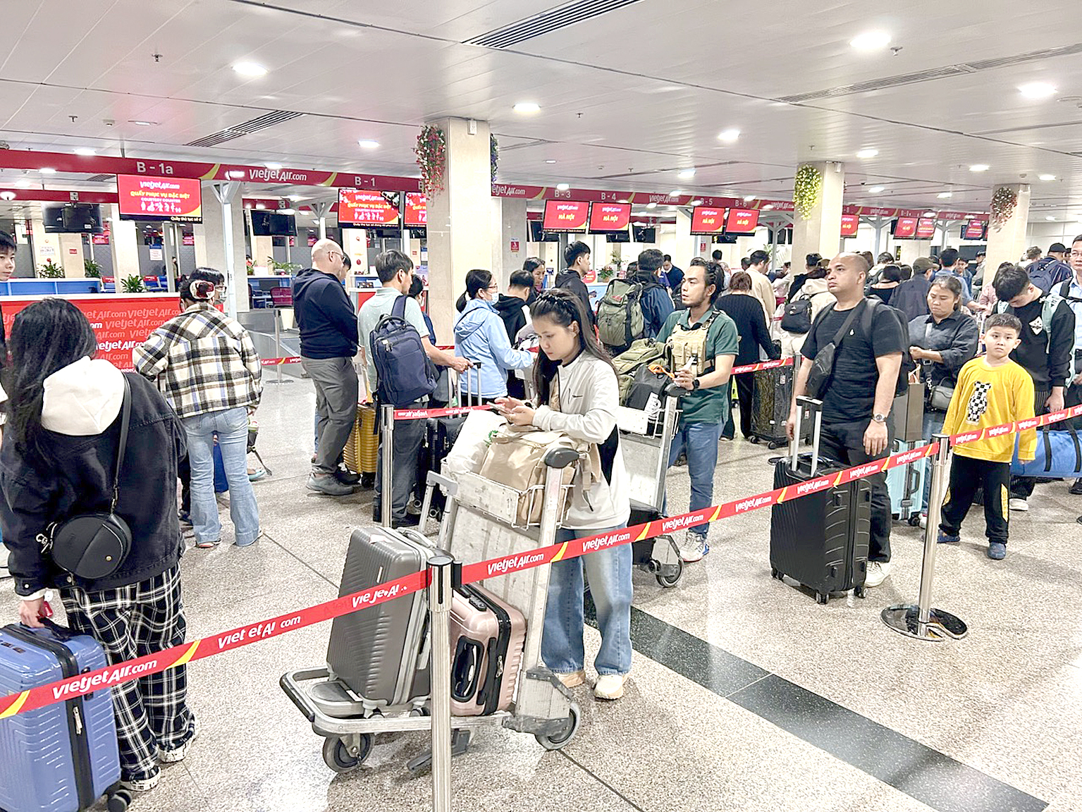 Tân Sơn Nhất vào cao điểm bay Tết - Ảnh 1.