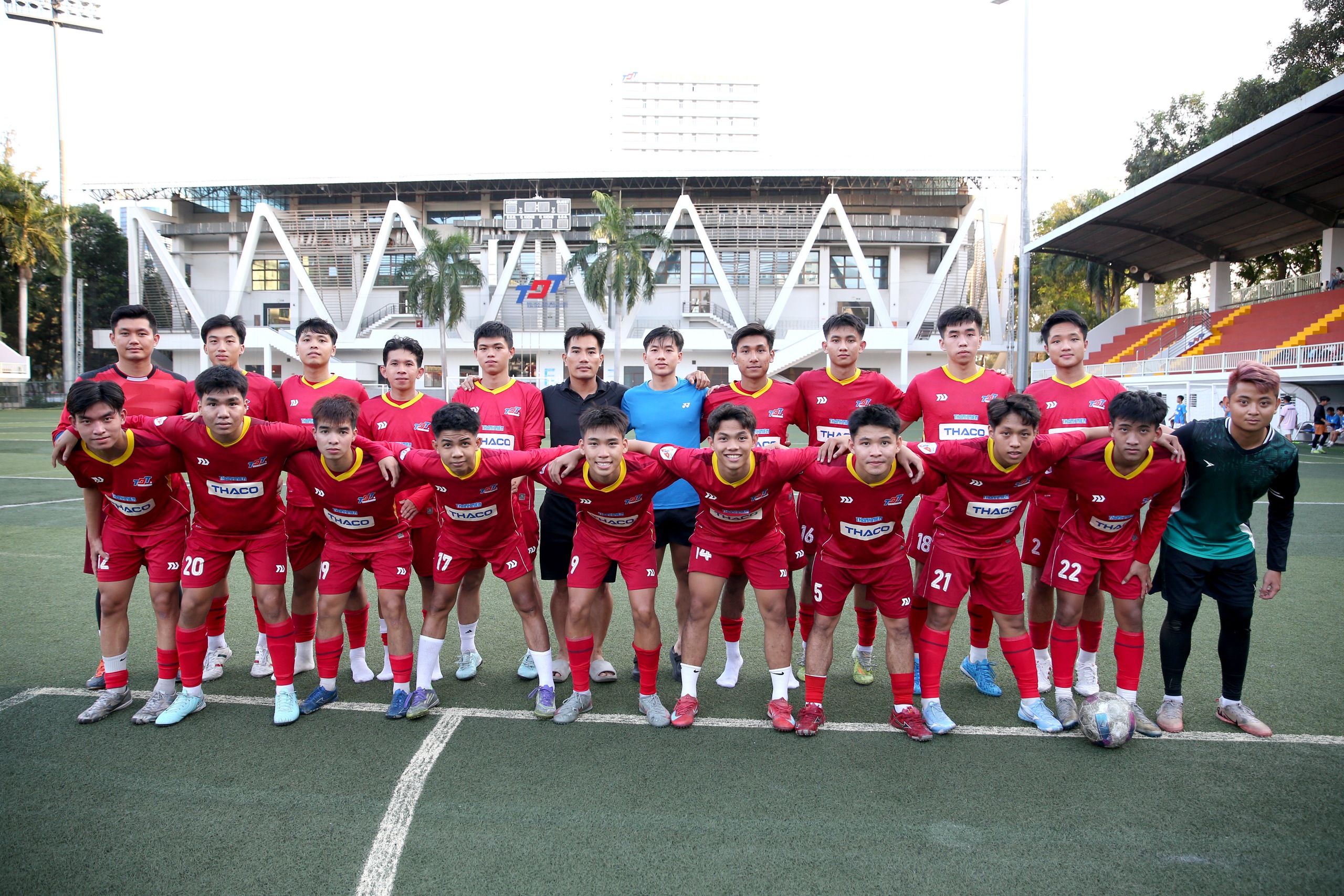 Đại chiến bóng đá sinh viên: Tân binh có HLV ngoại tạo ấn tượng trước VCK - Ảnh 1.