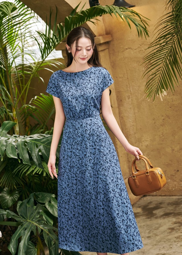 Tận hưởng tiết xuân mát dịu qua những chiếc váy hoa tươi sáng- Ảnh 2.