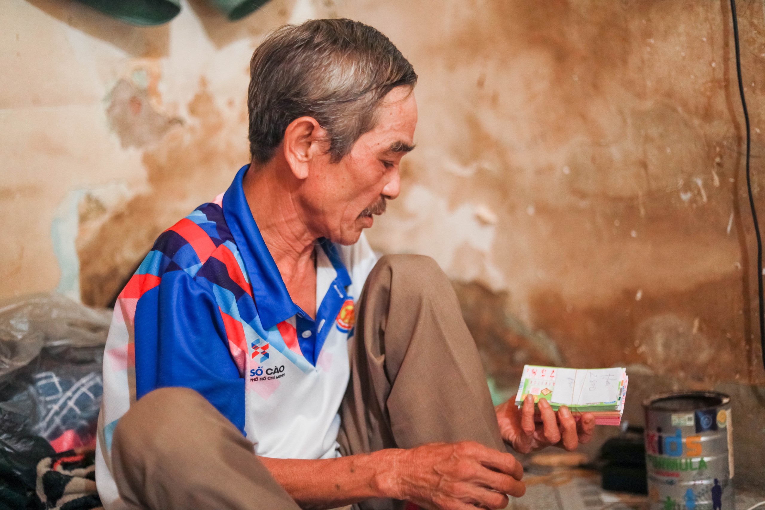 'Xóm vé số xứ Nẫu' ở TP.HCM: Tằn tiện cả năm, tết không đủ tiền về quê- Ảnh 2.