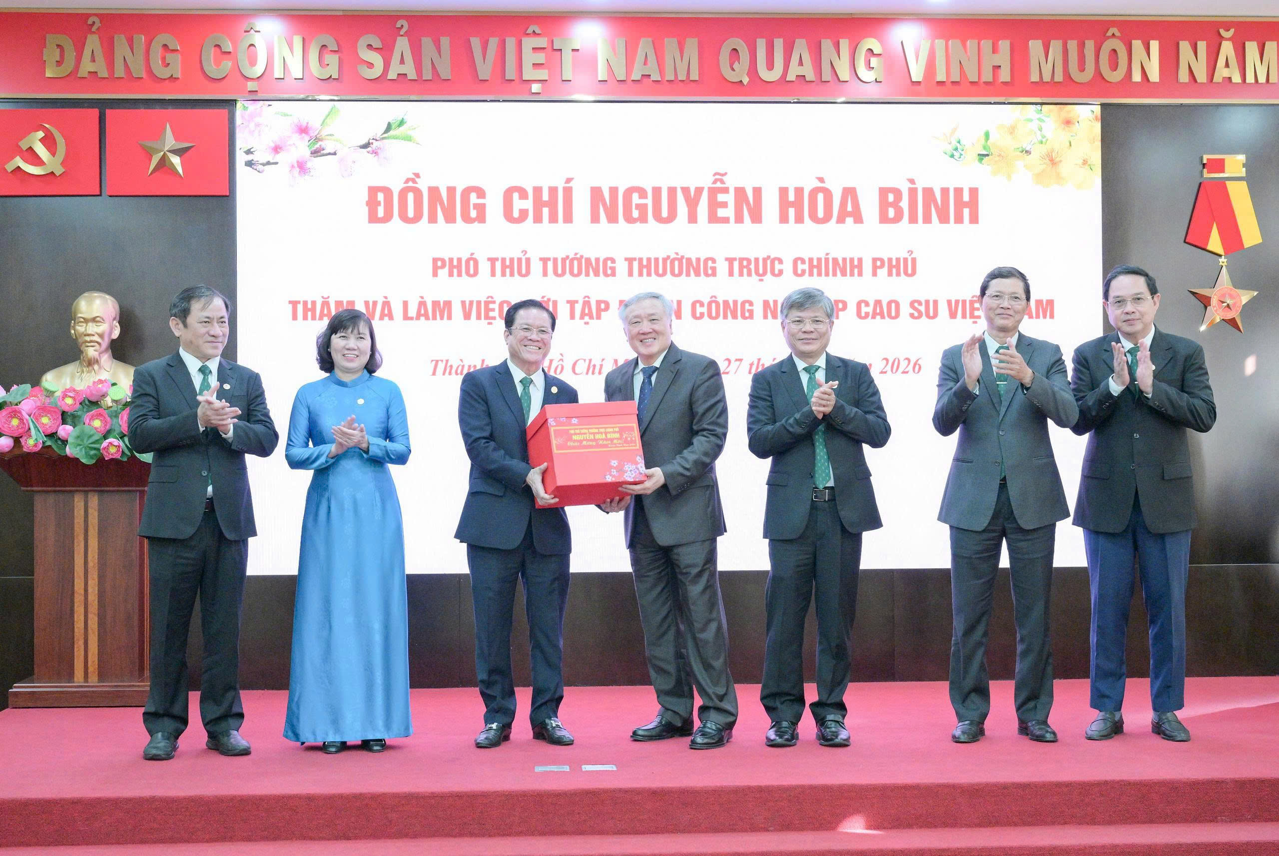 Tập đoàn Cao su lãi gần 7.000 tỉ đồng, Phó thủ tướng yêu cầu nâng hiệu quả quỹ đất 400.000 ha 1 Tập đoàn Cao su lãi gần 7.000 tỉ đồng, Phó thủ tướng yêu cầu nâng hiệu quả quỹ đất 400.000 ha - Ảnh 1.