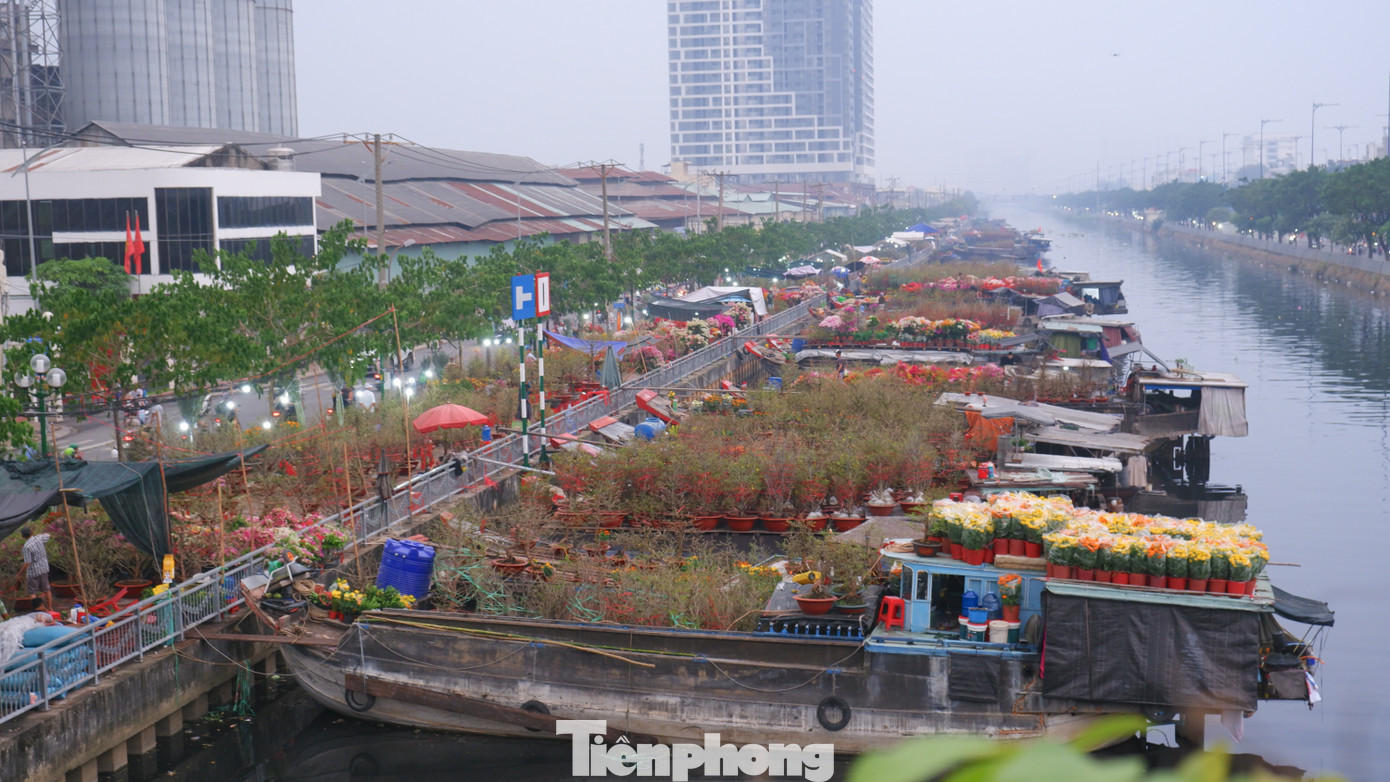 Tấp nập chợ hoa 'trên bến dưới thuyền' duy nhất ở TPHCM- Ảnh 1.