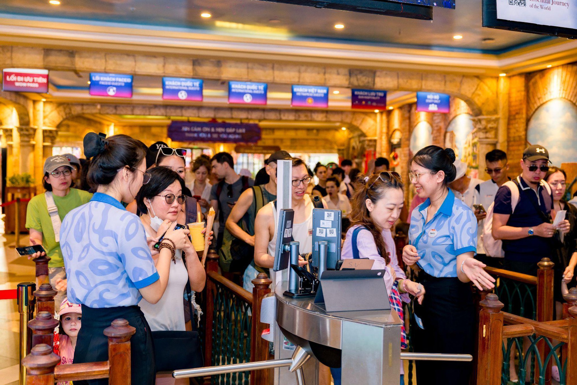 Tấp nập khách quốc tế ở Thị trấn Hoàng Hôn, Phú Quốc dịp Tết Nguyên đán- Ảnh 1.