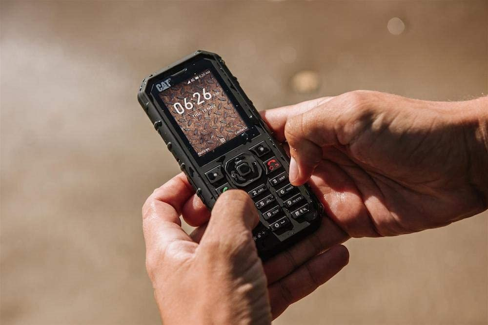 Dùng iPhone sang chảnh mà lúc nào tôi cũng mang theo một chiếc điện thoại 