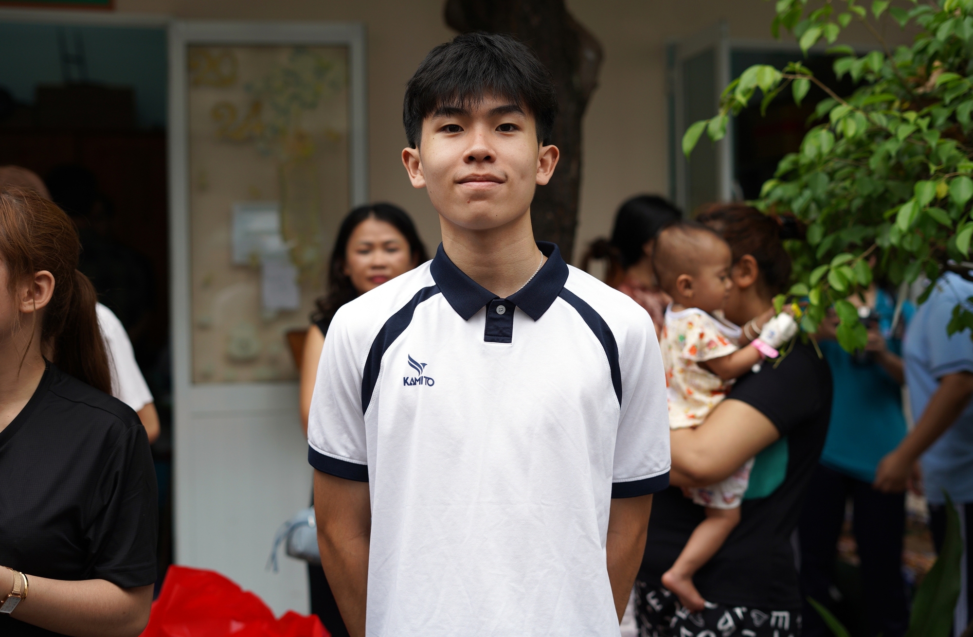 Tay vợt trẻ Tống Nhật Minh gây sốt khi đấu giá vợt pickleball được trăm triệu, giúp các bệnh nhi nghèo ăn Tết ấm áp- Ảnh 1.