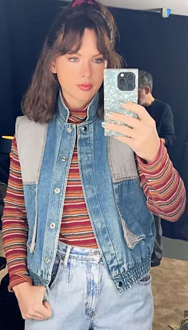 Taylor Swift ăn mặc và trang điểm theo phong cách thập niên 1980 khi quay MV.