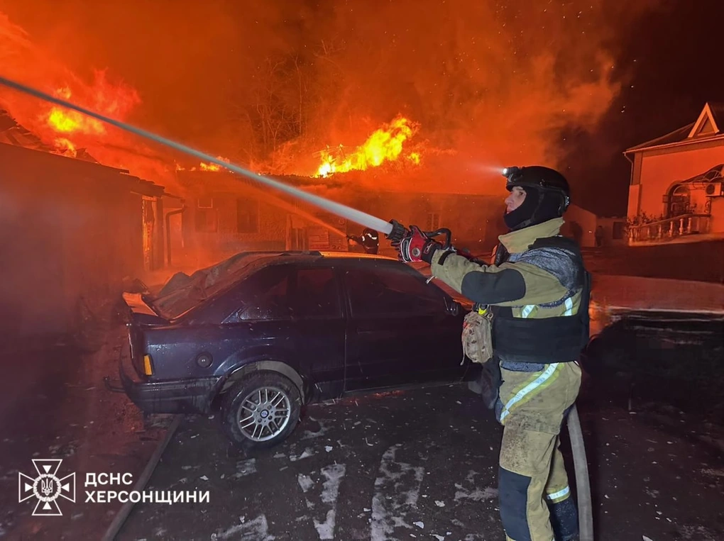 Tên lửa, UAV Nga tập kích, nổ lớn ở loạt thành phố Ukraine - 1