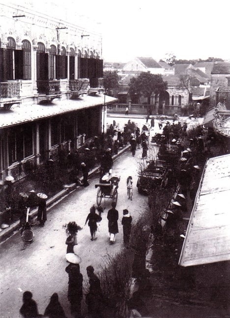 Một góc chợ hoa Hàng Khoai ngày Tết những năm đầu thế kỷ XX. Ảnh tư liệu