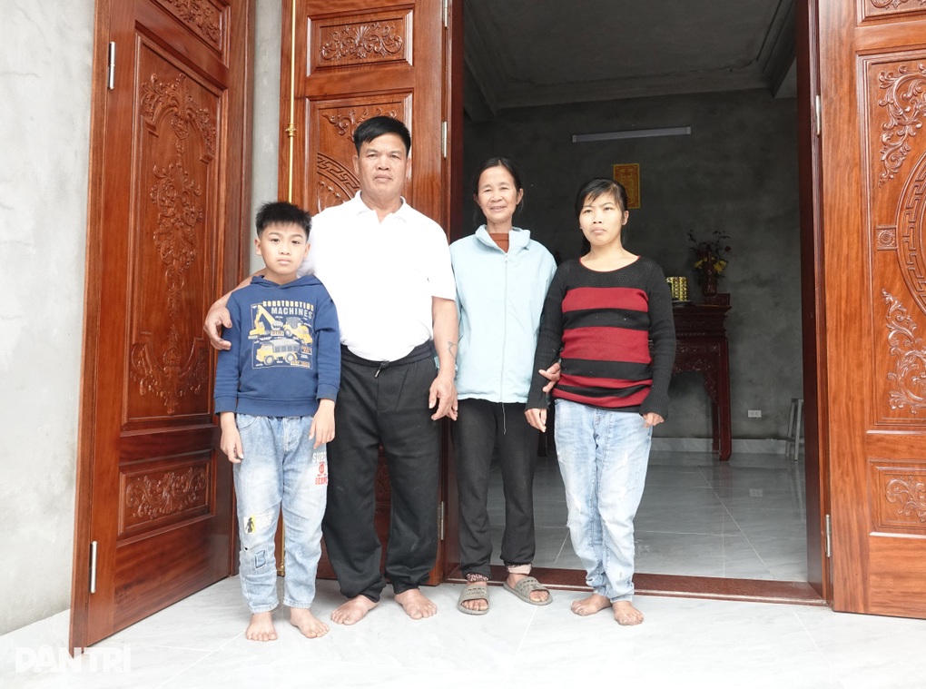 Tết ấm trong ngôi nhà mới của cậu bé có mẹ tâm thần, bà ung thư - 1