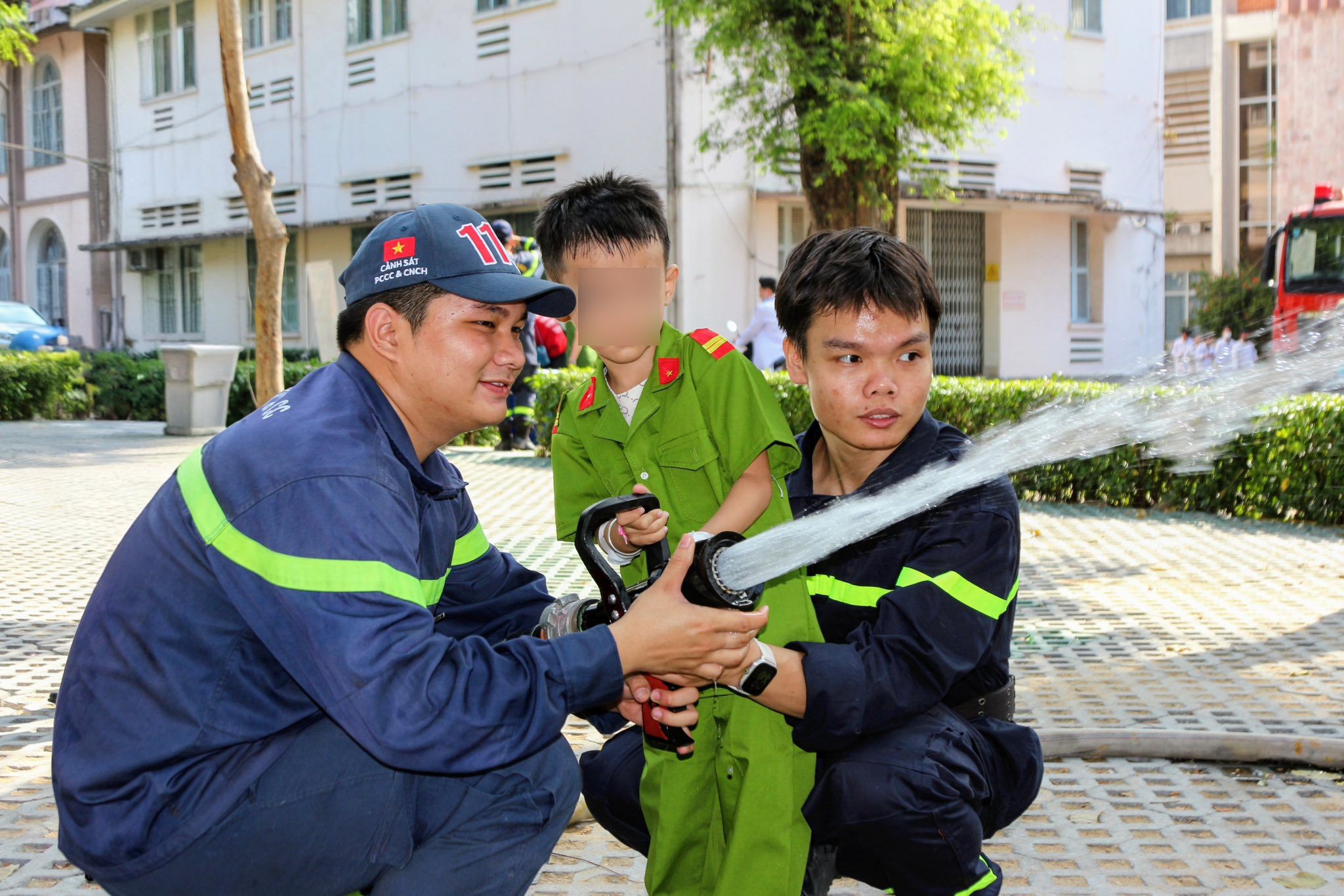 Tết đặc biệt của bệnh nhi Bệnh viện Nhi đồng 2: Làm 'chiến sĩ nhí', ngồi xe đặc chủng - Ảnh 1.