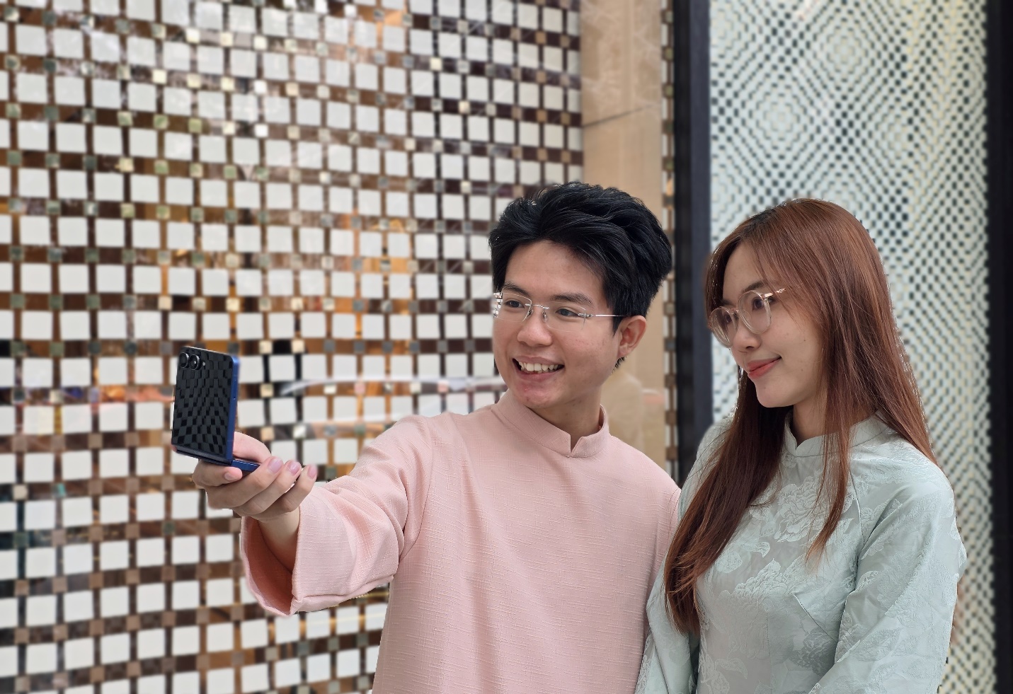 Tết không còn là cuộc đua chụp ảnh khi mỗi gia đình tự tạo bộ ảnh Tết ngay tại nhà- Ảnh 1.