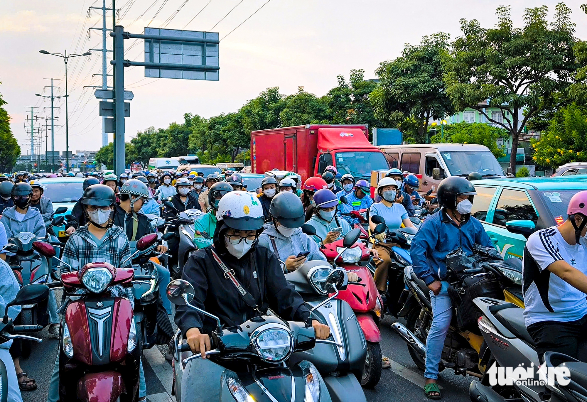 Tết này, gặp rắc rối giao thông ở TP.HCM gọi số nào? - Ảnh 1.