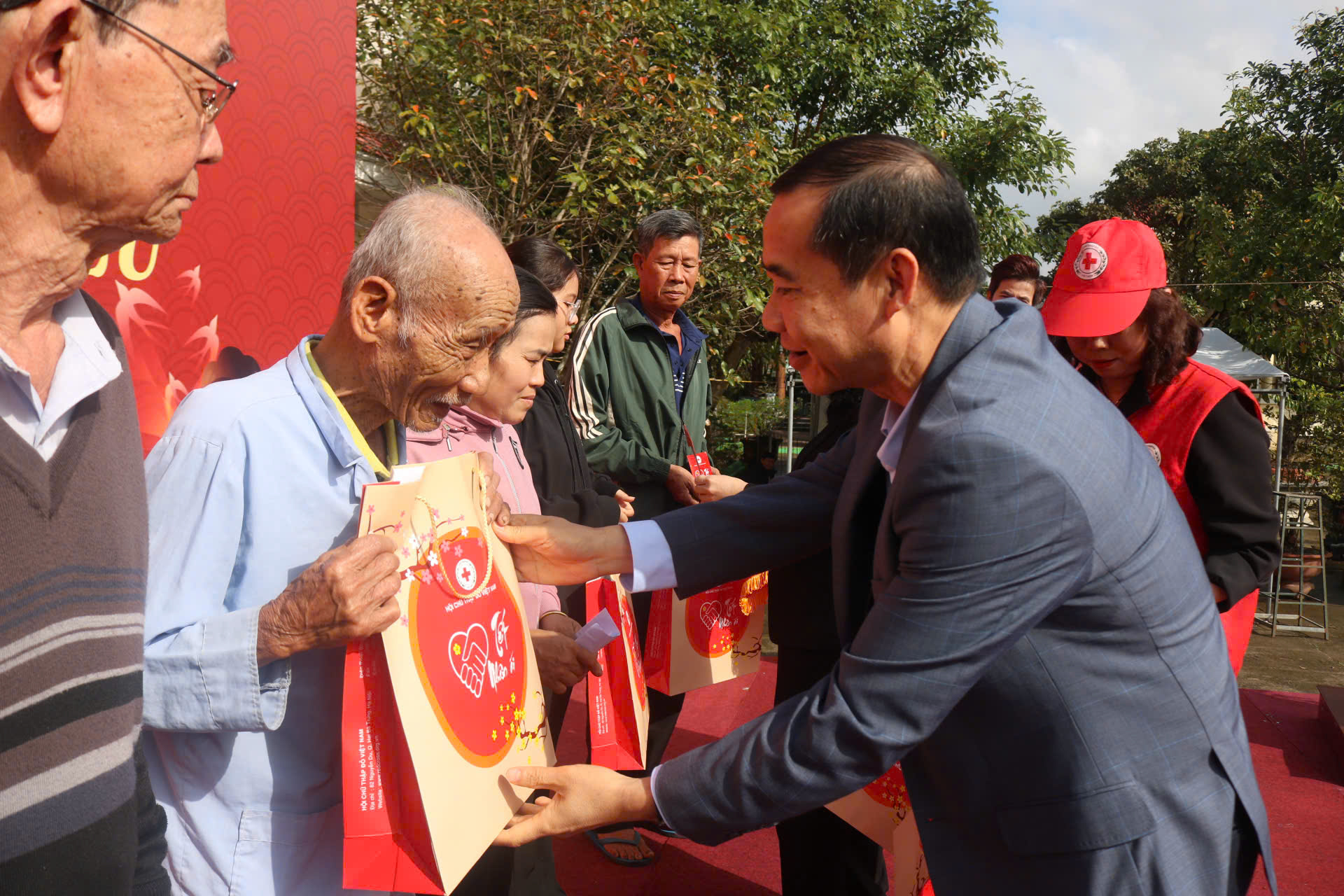 Tết nhân ái đến với đồng bào vùng lũ Đắk Lắk - Ảnh 1.