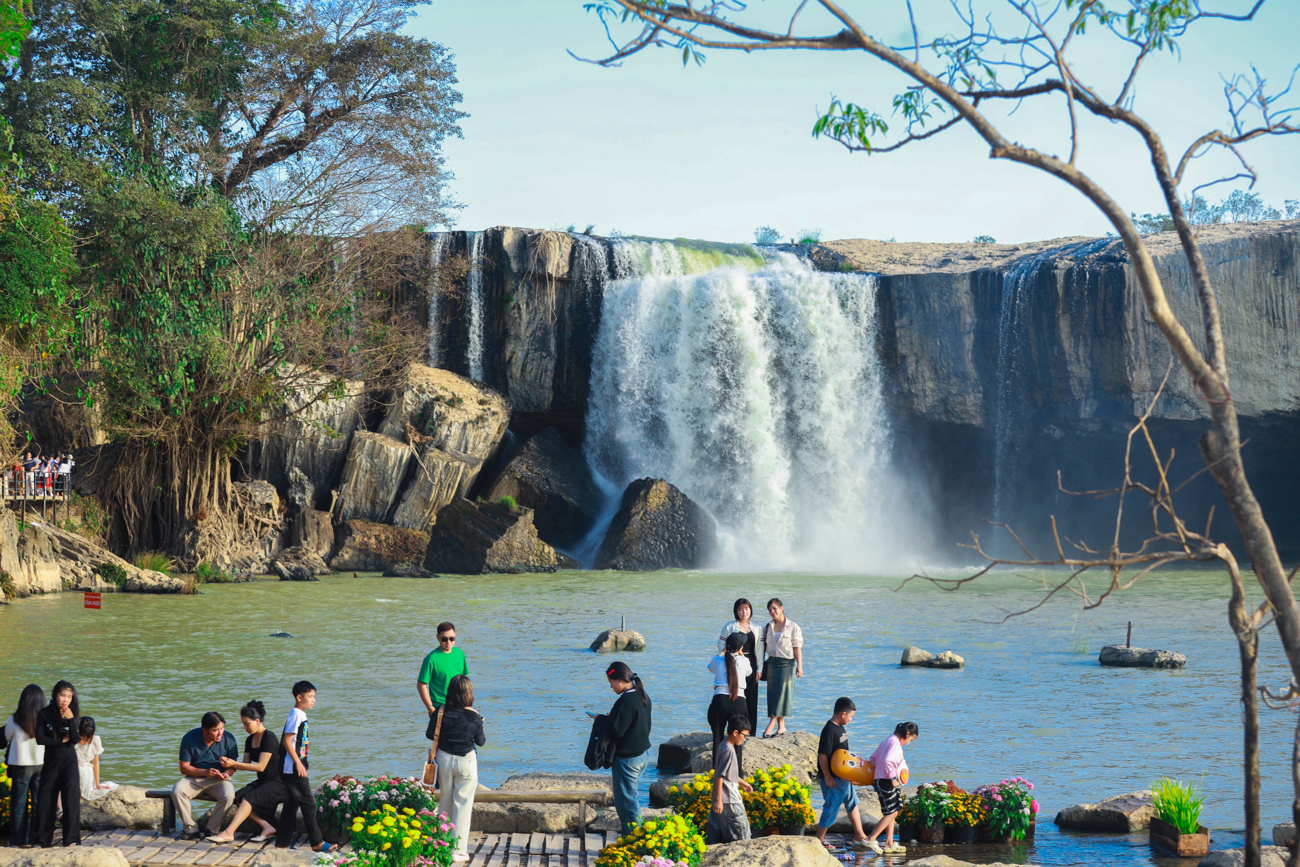 Thác Dray Nur hồi sinh ngoạn mục sau bão lũ , đón xuân Bính Ngọ 2026 - Ảnh 1. Thác Dray Nur hồi sinh ngoạn mục sau bão lũ , đón xuân Bính Ngọ 2026 - Ảnh 1.
