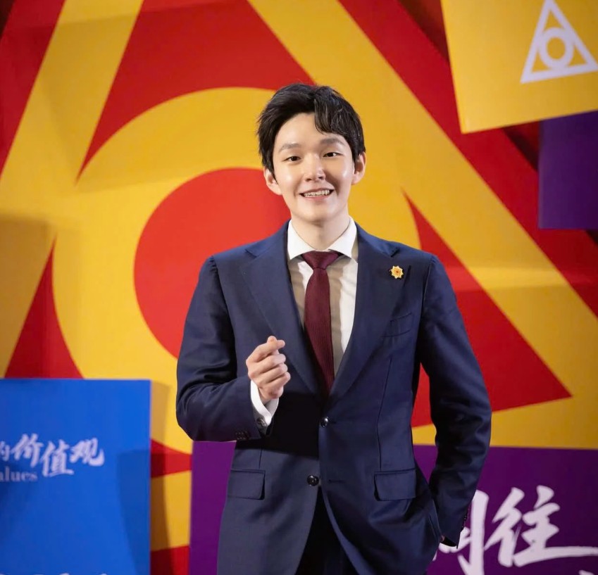 Tỷ phú giàu hơn Donald Trump, CEO Starbucks sau 1 đêm: Thạc sĩ Thanh Hoa, 24 tuổi làm ông chủ tập đoàn dược phẩm lớn nhất châu Á- Ảnh 1.