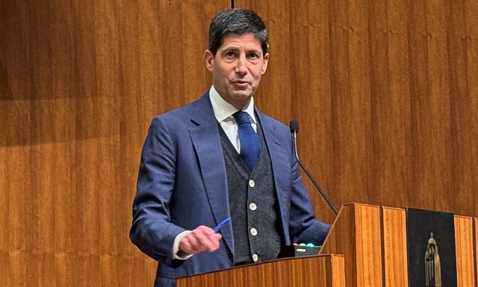 Kevin Warsh phát biểu tại một hội nghị ở California tháng 5/2025. Ảnh: Reuters