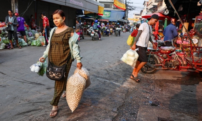 Một khu chợ ở thành phố Mae Sot, tỉnh Tak, Thái Lan, hồi năm 2025. Ảnh: Reuters