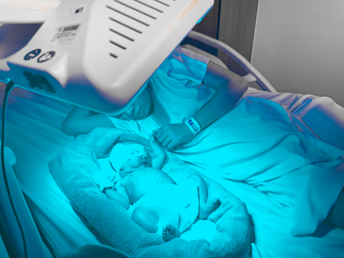 Chị Lành chăm sóc con gái phải chiếu đèn vì vàng da sau sinh. Ảnh: Bệnh viện Đa khoa Tâm Anh