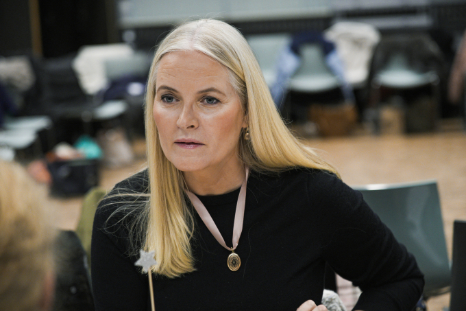 Thái tử phi Na Uy Mette-Marit dự thính buổi tập luyện của dàn hợp xướng nữ sinh trường Ruselokka tại Oslo ngày 2/12/2025. Ảnh: AFP