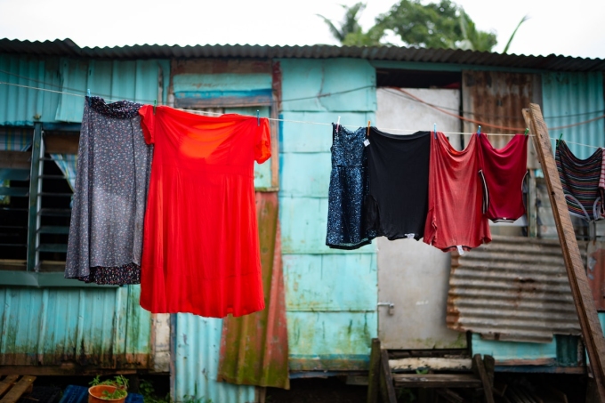 Quần áo được phơi trên dây tại một khu ổ chuột tự phát ở thủ đô Suva. Ảnh: The Washington Post