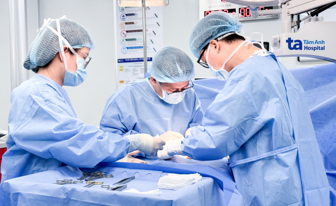 Bác sĩ Huy (giữa) phẫu thuật 2 trong 1 cho anh Toàn. Ảnh: Bệnh viện Đa khoa Tâm Anh - Quận 8