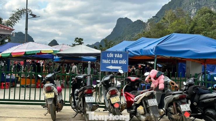 Đường đi thác Bản Giốc (tỉnh Cao Bằng) cũng rơi vào tình trạng quá tải. Chị Thu Trang (Hà Nội) cùng gia đình vượt hơn 300 km bằng xe máy để đi du xuân, nhưng cuối cùng đành quay về. Ảnh: Lộc Liên.