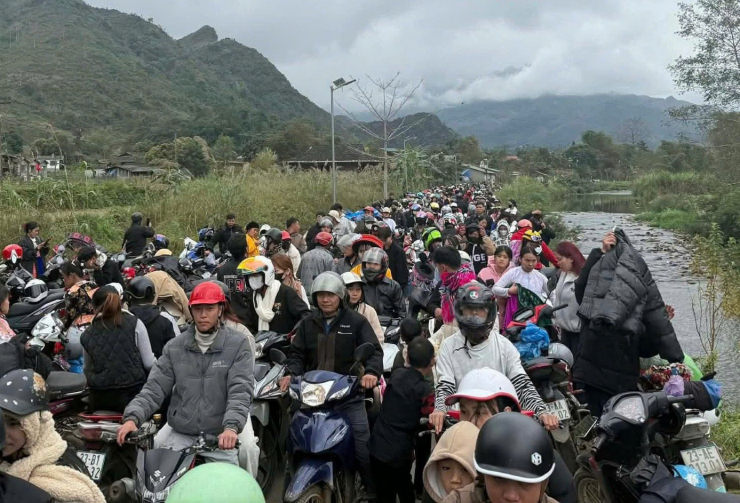 Chia sẻ với PV Tiền Phong , anh A Sáng (người dân Tuyên Quang) cho biết,ngày mùng 4 Tết, từ sáng đến chiều nhiều tuyến đường du lịch tại khu vực Tuyên Quang gần như “thất thủ”. Ảnh: Mạnh tour.