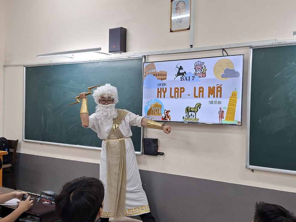 Thầy giáo hoá thân thành thần Zeus, loạt học sinh xin làm xác ướp - 1