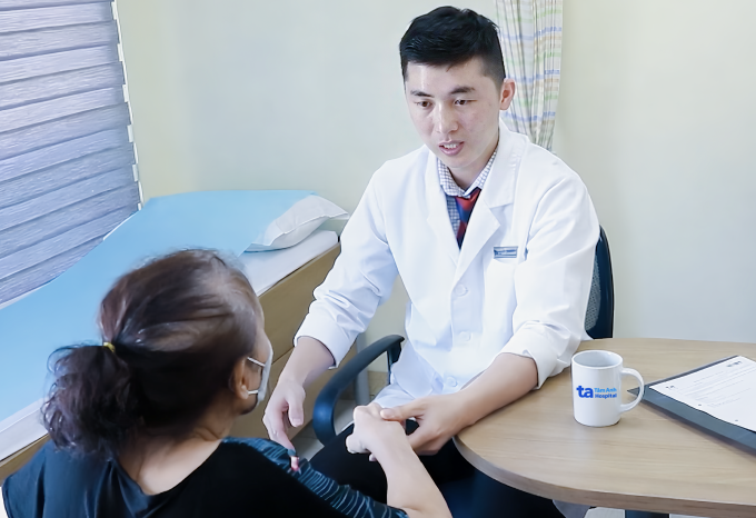 Bác sĩ Lưu tư vấn tình trạng sức khỏe cho bà Phụng. Ảnh: Bệnh viện Đa khoa Tâm Anh