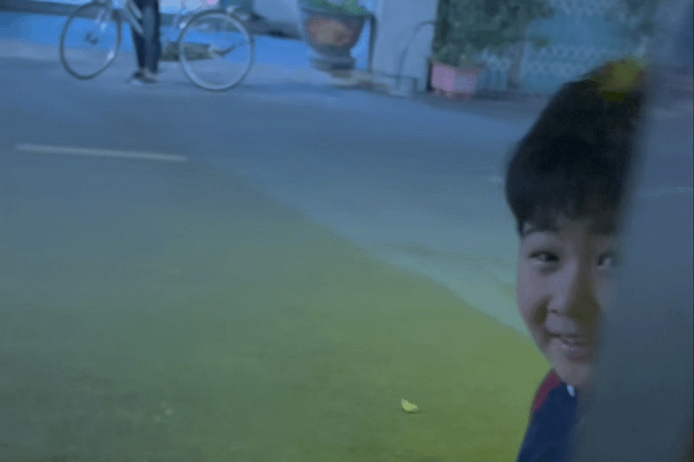 Thấy nhà cô chỉ còn vài gói mì, học sinh làm điều khiến giáo viên xúc động - 1