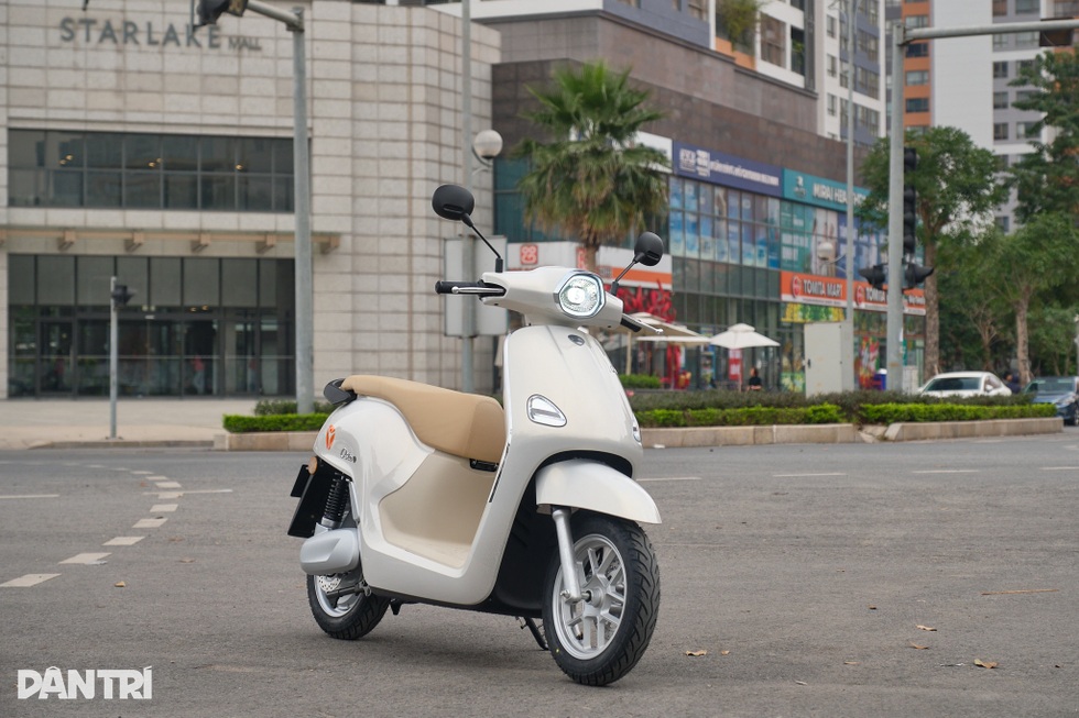 Thêm xe máy điện có bản đổi pin sắp ra mắt Việt Nam, sạc đầy đi được 180km - 1