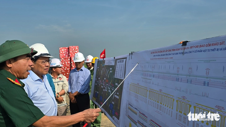 Thi công cao tốc xuyên Tết được thưởng thêm 300.000 đồng/ngày 1 Thi công cao tốc xuyên Tết được thưởng thêm 300.000 đồng/ngày - Ảnh 1.