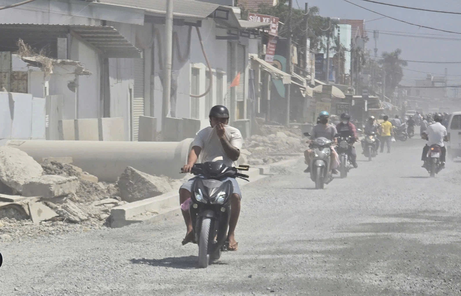 Thi công đường Lò Lu gây bụi mù, người dân “ăn cơm cùng bụi” suốt nhiều tháng - Ảnh 21.