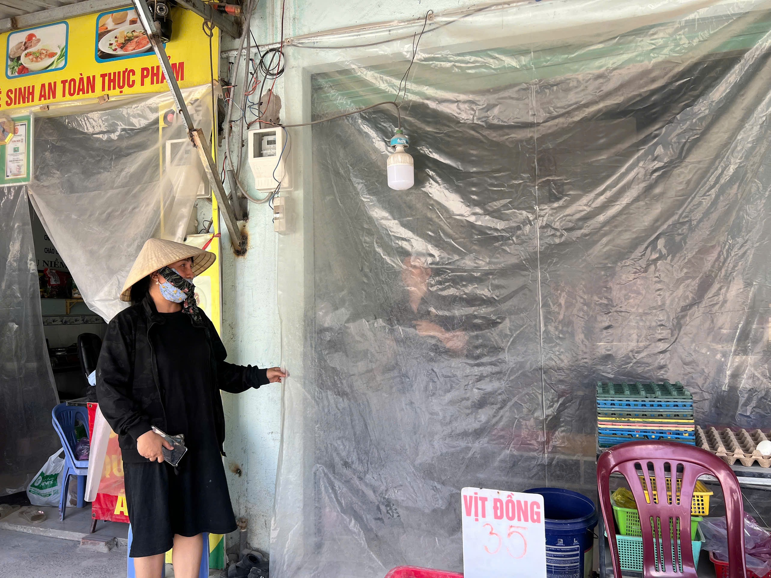 Thi công đường Lò Lu gây bụi mù, người dân “ăn cơm cùng bụi” suốt nhiều tháng - Ảnh 1.