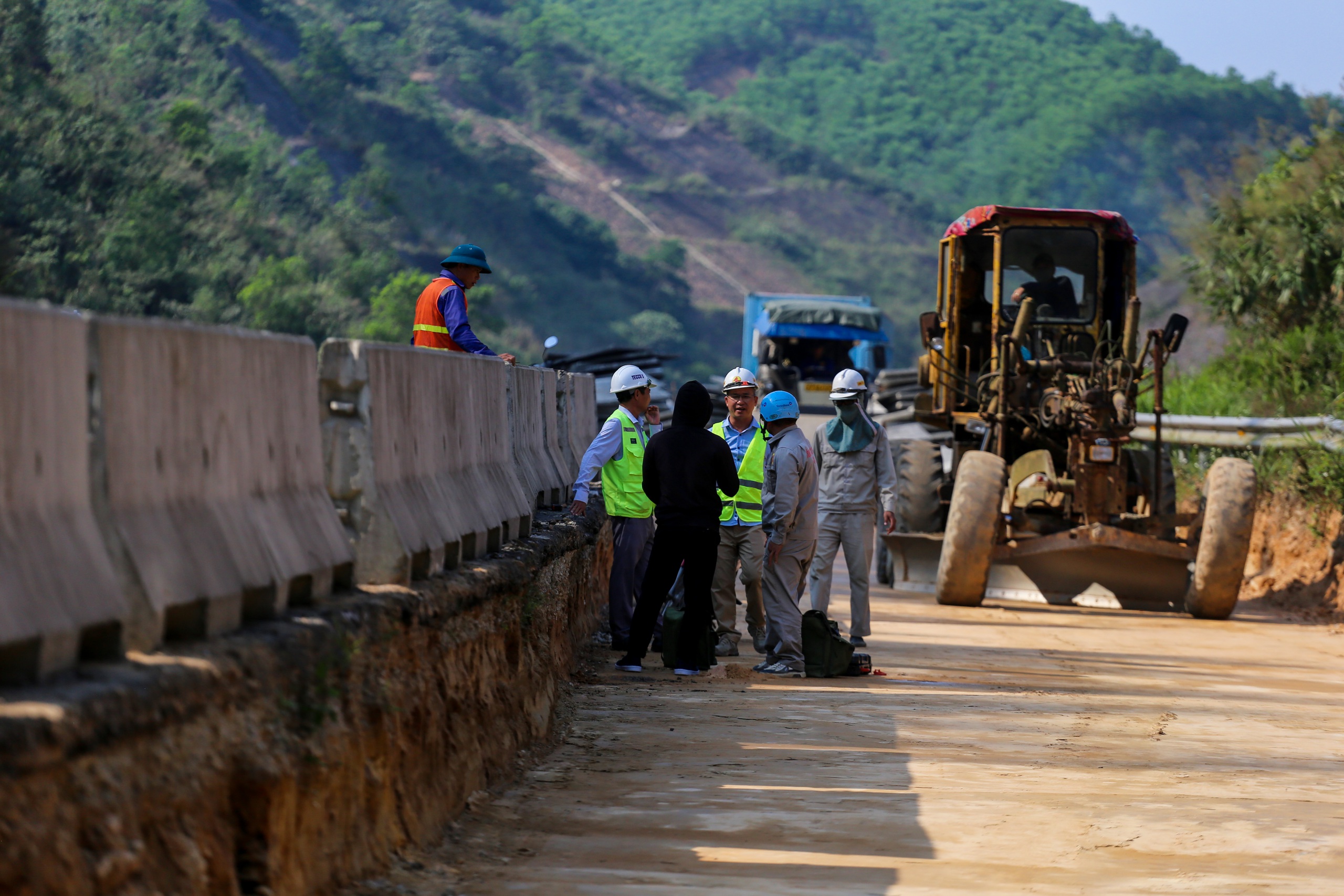 Thi công mở rộng cao tốc La Sơn - Hòa Liên: Khi nào về đích?- Ảnh 1.