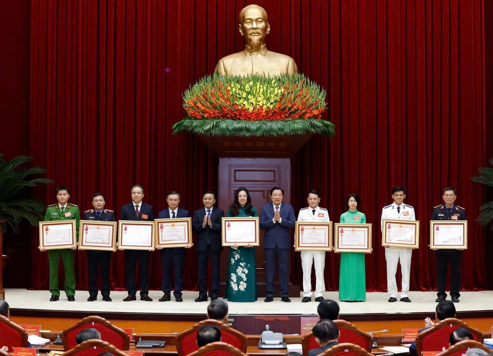 Ông Nguyễn Văn Hòa - Trưởng THADS TP.HCM và ông Trần Đình Hoàng - Trưởng phòng Nghiệp vụ và tổ chức THADS 2 vinh dự đón nhận Huân chương Lao động hạng Ba. Ảnh: CẨM TÚ