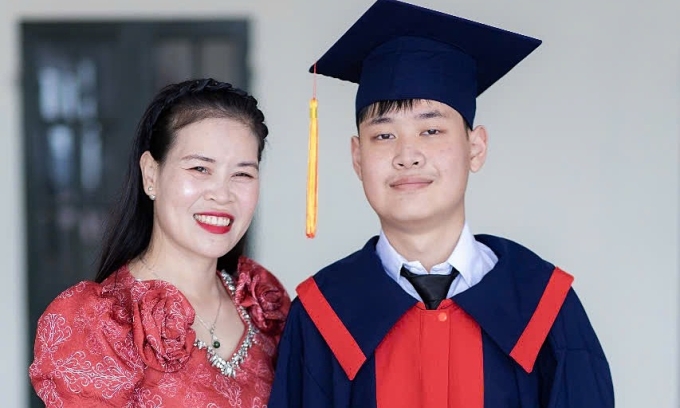 Quang Anh bên mẹ. Ảnh: Nhân vật cung cấp