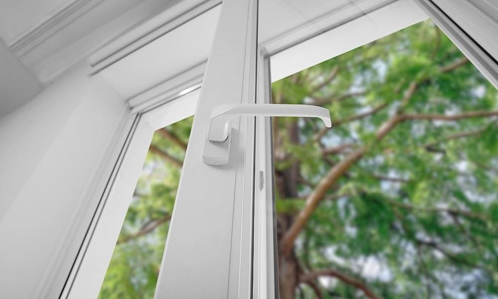 Thieu nu nga khi treo cua so di hen ho