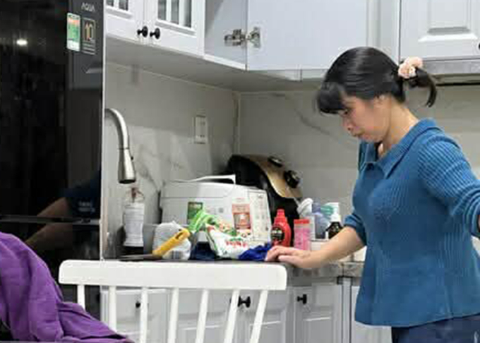 Người dọn nhà theo giờ trong chung cư ở Tây Mỗ. Ảnh: Ngô Cường