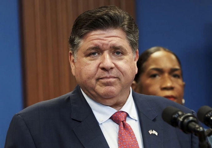 Thống đốc Illinois JB Pritzker phát biểu tại Chicago hồi tháng 9/2025. Ảnh: Reuters