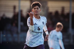 Thần đồng 15 tuổi tỏa sáng giúp MU đánh bại kình địch Man City