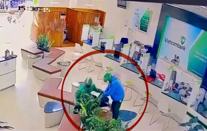 Thu giữ 4 khẩu súng, nhiều tang vật trong vụ cướp ngân hàng ở Gia Lai- Ảnh 1.