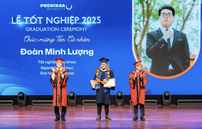 Minh Lượng nhận bằng tốt nghiệp ngày 31/1. Ảnh: Nhà trường cung cấp