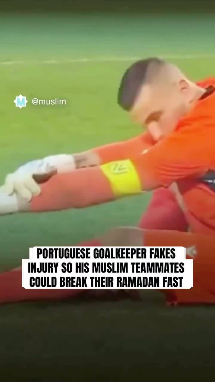 Thủ môn ăn vạ vì lễ Ramadan