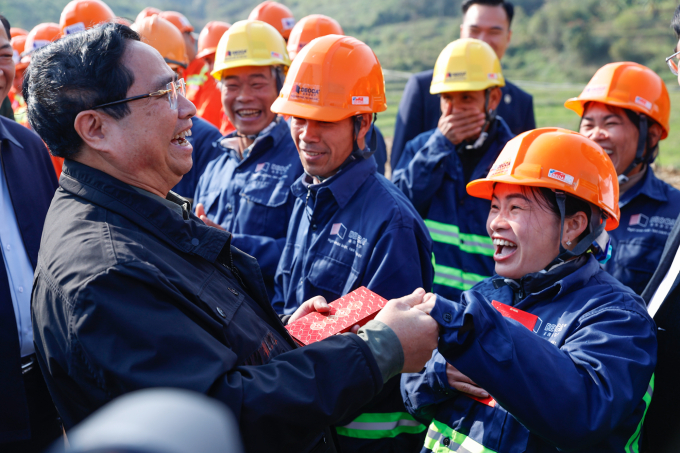Thủ tướng Phạm Minh Chính động viên công nhân thi công dự án cao tốc Đồng Đăng - Trà Lĩnh. Ảnh: Nhật Bắc